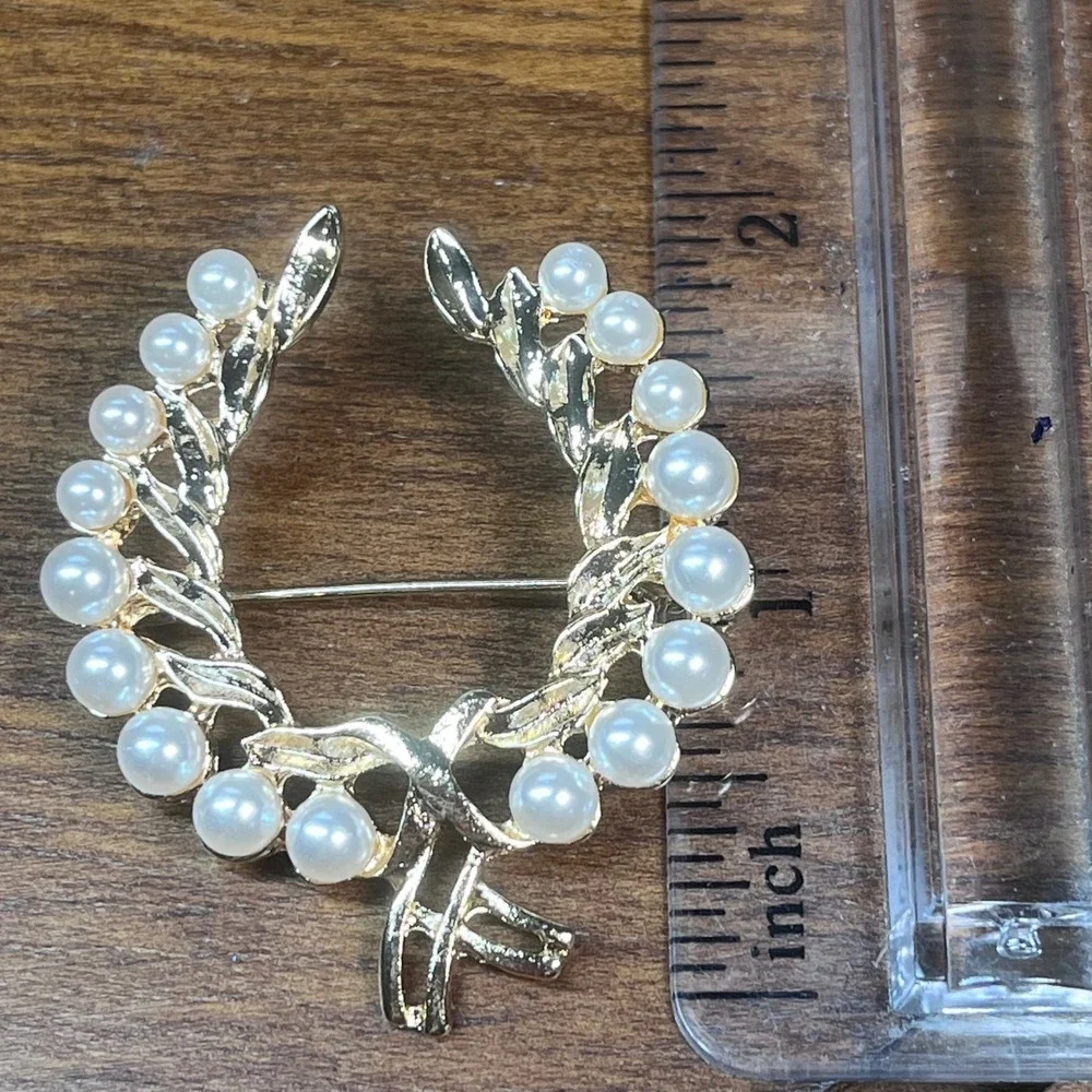 Vtg Gold Tone Faux Pearl Wreath Brooch Laurel Leaf Bow Pin Classic Accessory